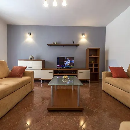 Villa Spacious Three-bedroom Balun With Pool