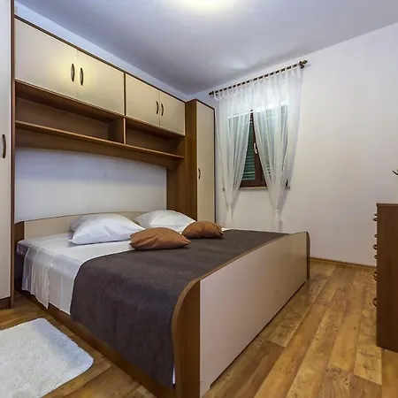 Spacious Three-bedroom Balun With Pool