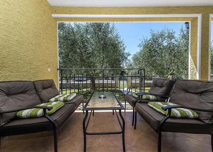 Villa Spacious Three-bedroom Balun With Pool