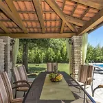Spacious Three-bedroom Balun With Pool