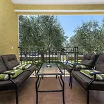 Villa Spacious Three-bedroom Balun With Pool