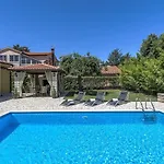 Spacious Three-bedroom Balun With Pool Villa Poreč