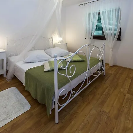 Spacious Three-bedroom Balun With Pool