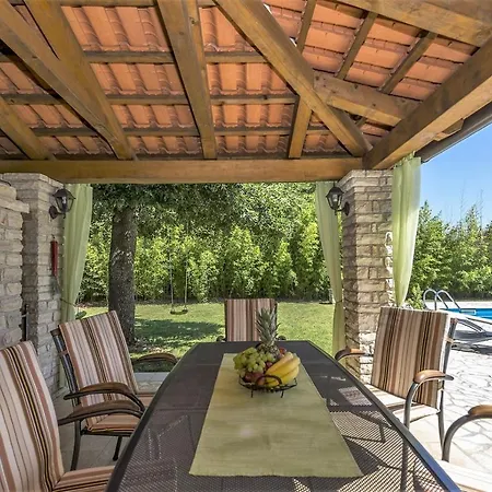 Spacious Three-bedroom Balun With Pool