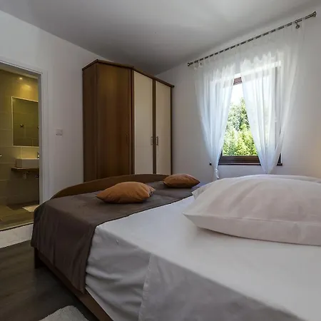 Spacious Three-bedroom Balun With Pool Porec