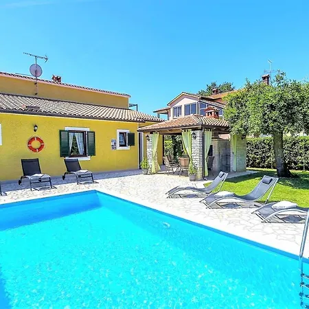 Spacious Three-bedroom Balun With Pool Porec