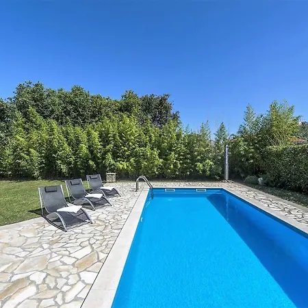 Spacious Three-bedroom Balun With Pool Villa *