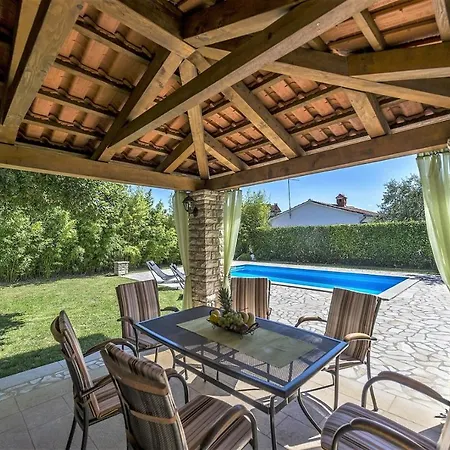 Spacious Three-bedroom Balun With Pool Porec