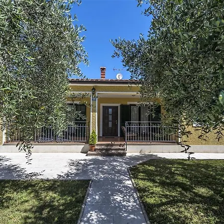 Вилла Spacious Three-bedroom Balun With Pool Пореч