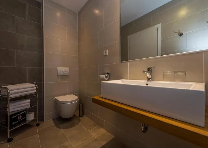 Spacious Three-bedroom Balun With Pool 别墅 *