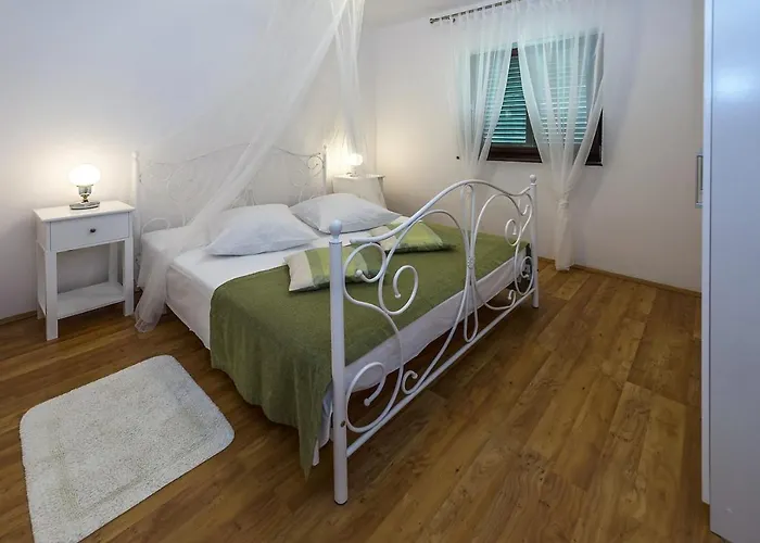 Spacious Three-bedroom Balun With Pool