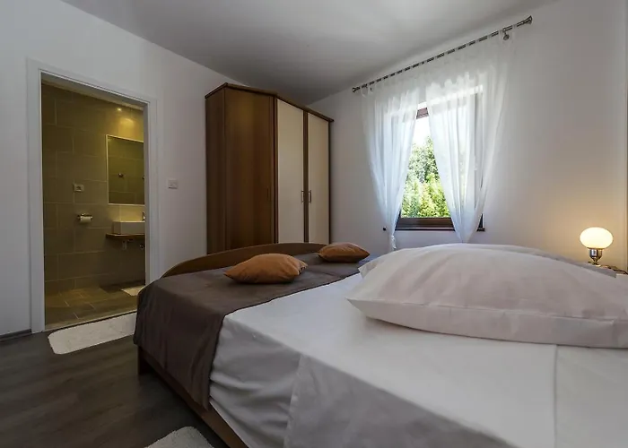 Spacious Three-bedroom Balun With Pool 波雷奇