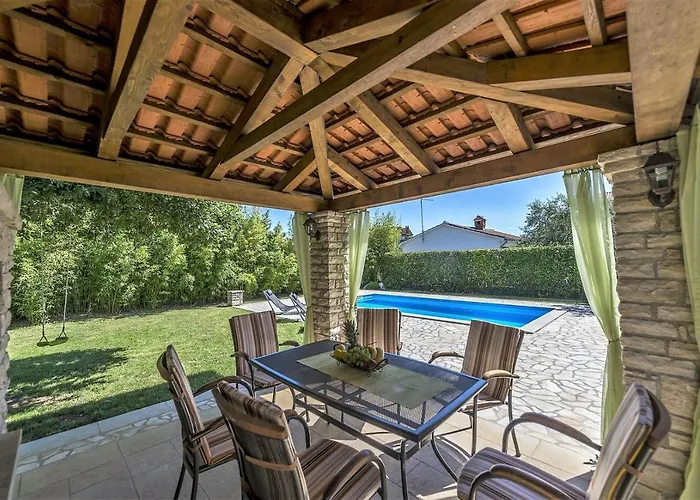 Spacious Three-bedroom Balun With Pool Poreč