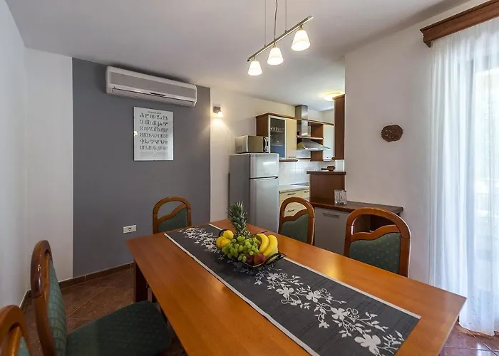 Spacious Three-bedroom Balun With Pool * 波雷奇