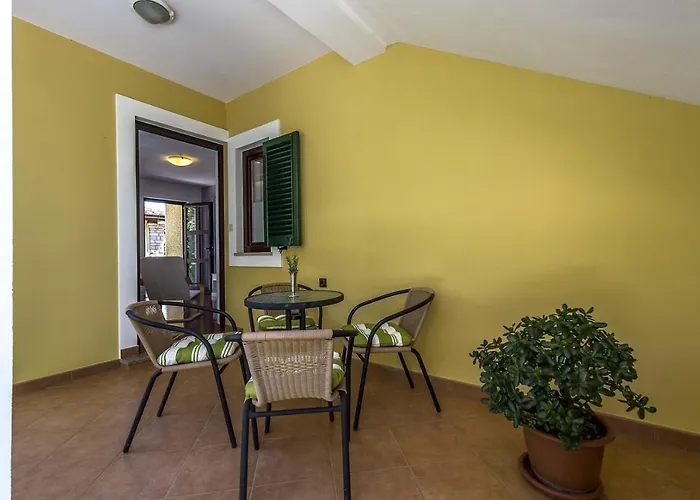 Βίλα Spacious Three-bedroom Balun With Pool