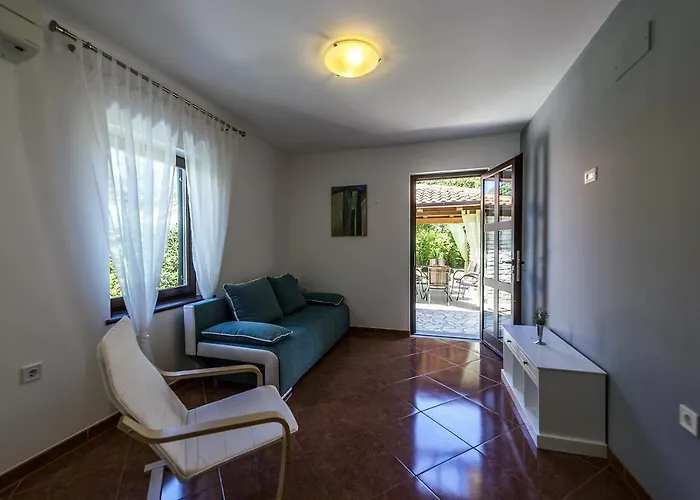 Spacious Three-bedroom Balun With Pool Βίλα *