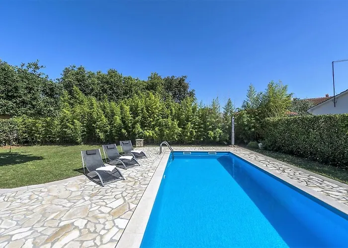 Spacious Three-bedroom Balun With Pool Βίλα *
